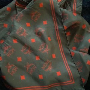 McM scarf